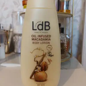 LdB Body Lotion Oil-Infused Macadamia för dry skin.  Ungefär helt flaska. 