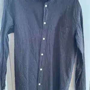 Hej!  Säljer en min skjorta från H&M då den inte kommer till användning   Storlek S  Ordinarie pris: 300