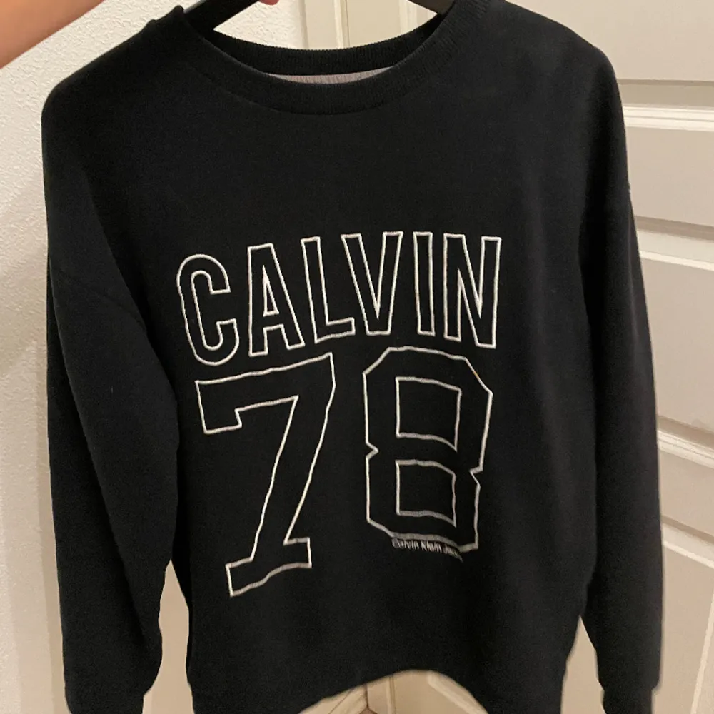 En super mysig Calvin Klein tröja, använt den en gång, i mycket bra skick . Tröjor & Koftor.