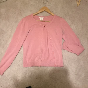 kofta🩷 - jääättefin rosa kofta från hm! inga defekter och typ aldrig använd! Ny pris 249🩷passa många storlekar mellan xs och m! Jätteskön och mysigt tyg🩷