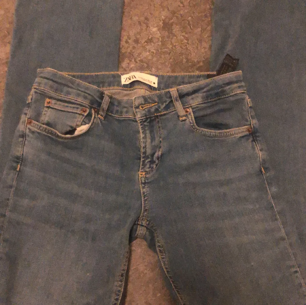 ljusblåa lågmidjade jeans från zara. dem här har jag knappt använt så helt nya.. Jeans & Byxor.