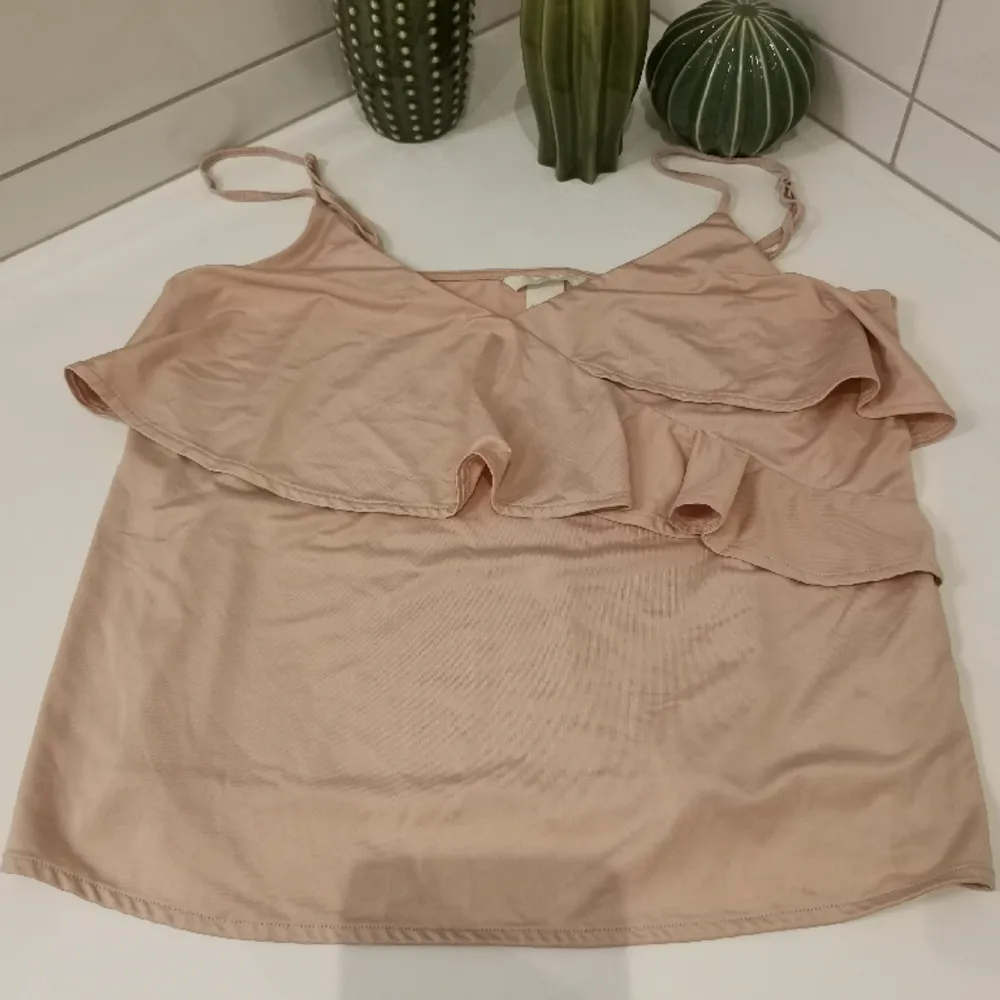 En rosa linne från H&M. Använd några gånger, synliga tecken på användning kan förekomma. Skönt och mjukt tyg. Toppar.