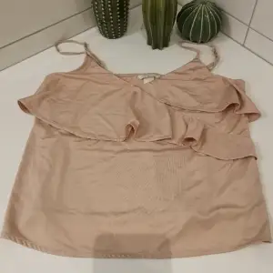 En rosa linne från H&M. Använd några gånger, synliga tecken på användning kan förekomma. Skönt och mjukt tyg