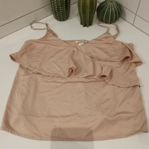 Rosa linne  - En rosa linne från H&M. Använd några gånger, synliga tecken på användning kan förekomma. Skönt och mjukt tyg
