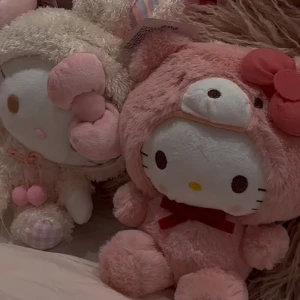 SÖKER! - Söker hello kitty plushies, skicka dm om ni vet någon som säljer eller vart man kan köpa 🩷