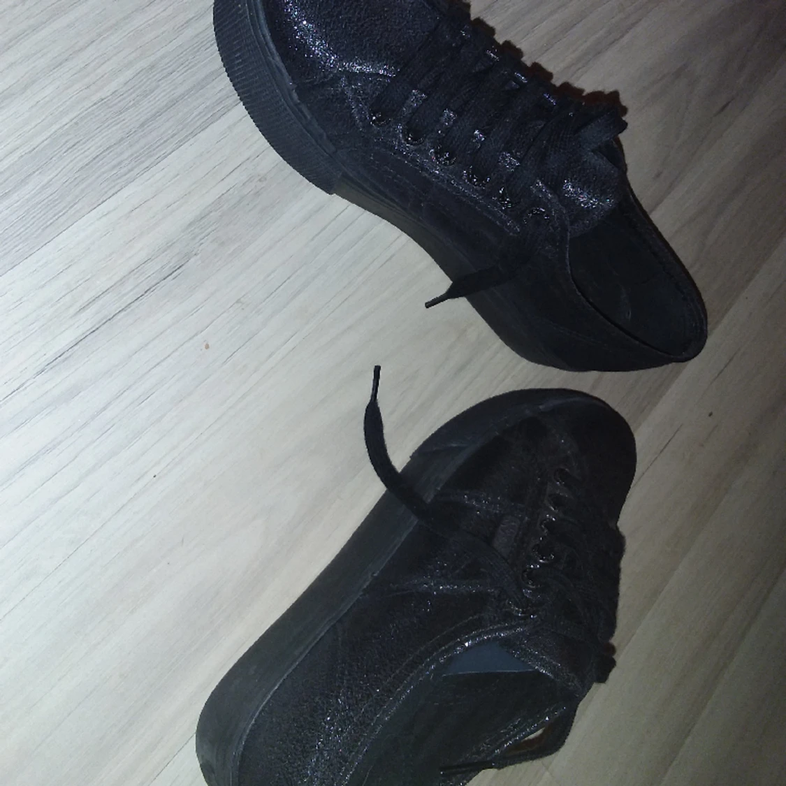 Svartglittriga platåskor från superga (nya) - 90