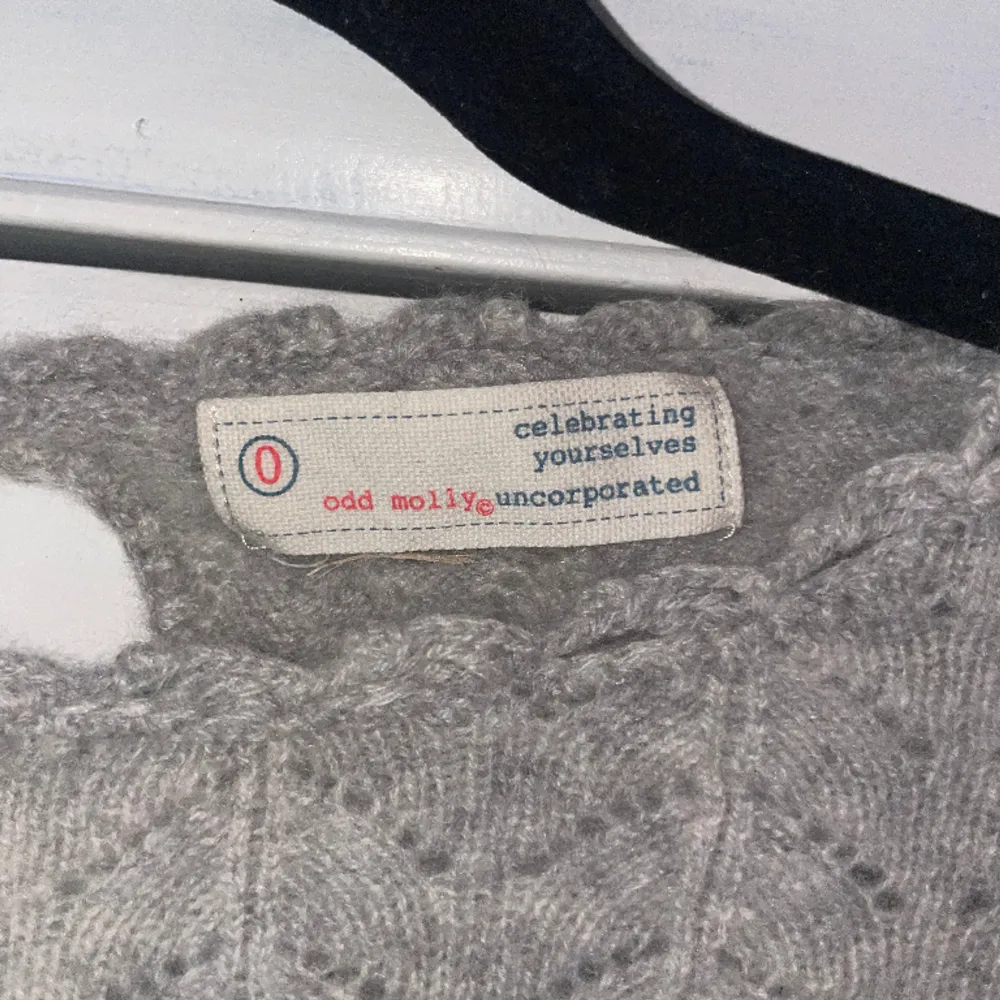 Jättefin Odd Molly blus i storlek 0, 100% cashmere wool. Hittar inte nypris men säljer för 320. Säljer pga att den är för liten . Blusar.