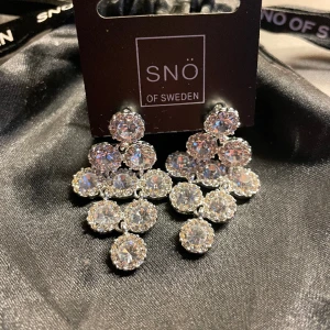 SNÖ Of Sweden örhängen - Fina strassörhängen från SNÖ Of Sweden. Oanvända.