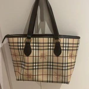Burberry väska - Burberryväska i stor modell 