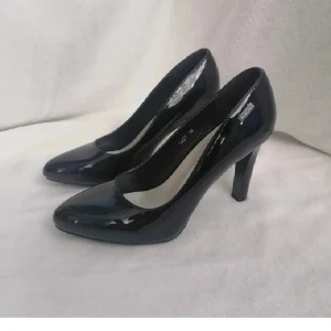 klackar  - Säljer dessa svarta klackar på grund av att de aldrig kom till användning perfekt inför Ny år eller julfirande !