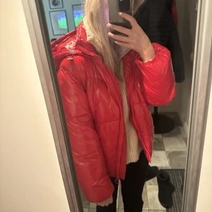 Röd dunjacka  - Snygg röd dunjacka, använd ett fåtal ggr!❣️ Pris går att diskuteras 