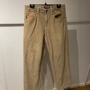 Empyre byxor - Ett par Empyre cords i storlek 30. Har inga hål/är inte slitna. Ordinarie pris: 800kr