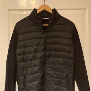 Cardigan herr - Cardigan från mango nypris ca 1000kr, aldrig använd så skick 10/10. Storlek L men sitter litet så passar M