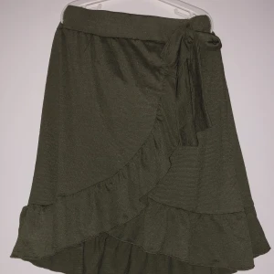 Kjol - Grön kjol med snörning Aldirg använd
