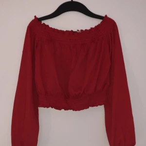 Topp - Röd topp Kan ha det som både off shoulder och som vanligt över axlarna