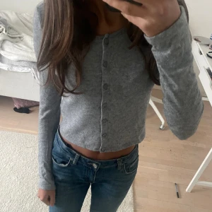Grå kofta - Zara - Säljer denna superfina gråa korta koftan från Zara! Storlek S, men den är rätt liten i storleken så skulle säga att den passar mer XXS/XS. Skickar med en extra-knapp också :) Något nopprig