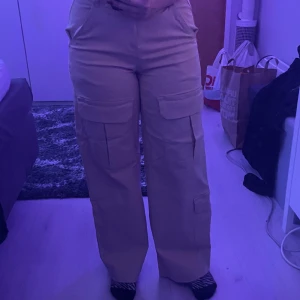 Cargobyxor beige - Säljer mina beigea typ midwaist cargobyxor från bershka. Skit snygga och typ vida/raka i benen