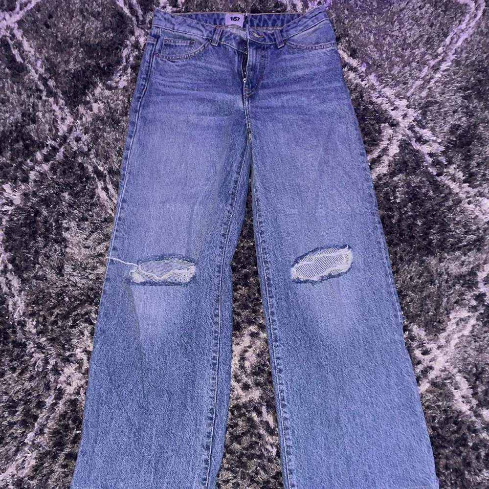 Säljer mina blå midwaist vida jeans med hål från lager som jag knappt använt. Jeans & Byxor.