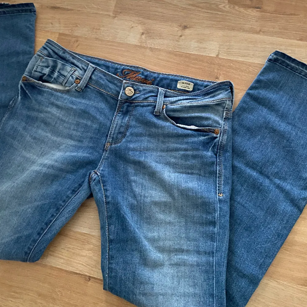 Säljer dessa lågmidjade jeans som jag köpte på sellpy. 🫶🏼Säljer för att dom inte passade mig. Jeans & Byxor.