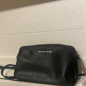 Mikael kors väska  - Äkta Mikael Kors väska säljes pga att jag inte använder den längre. Den har en liten fläck på sig men kan nog gå att få bort för den som har lite tid över. 