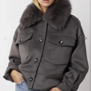 Meotine jacka - Säljer nu min fina meotine jacka, inga defekter alls och är sparsamt använd. Kan även tänka mig att byta mot en svart meotine jacka❤️