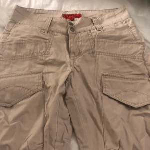 Cargo byxor - Jätte fina beiga cargo byxor, de är inte jätte långa. De står att de är i storlek Xs men skulle säga att de funkar på S också 
