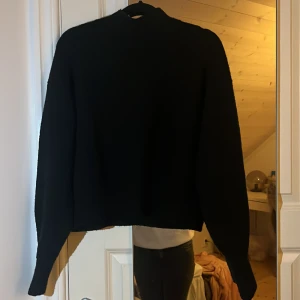 Svart stickadtröja med krage - Säljer för har för många stickade tröjor. Den är väldigt bra och ha till vintern, skicket på tröjan är fortfarande bra. 