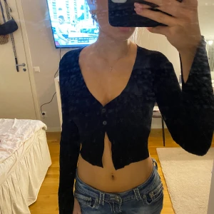 svart tröja  - fin tröja med slits vid ärmarna och knappar. säljer pga behlver pengar 💗