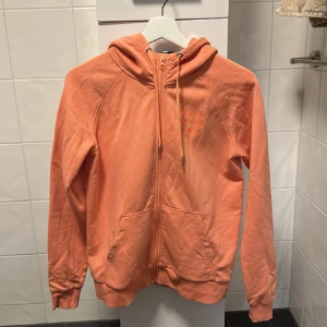 Peak performance zip hoodie - En zip godis från peak performance i peach färg, storlek M