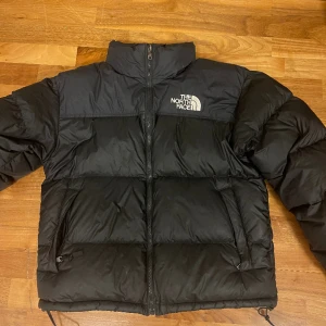 The North Face 1996 retro Nuptse jaca - The north face jacka i bra skick använd 1 vinter. Storlek M 