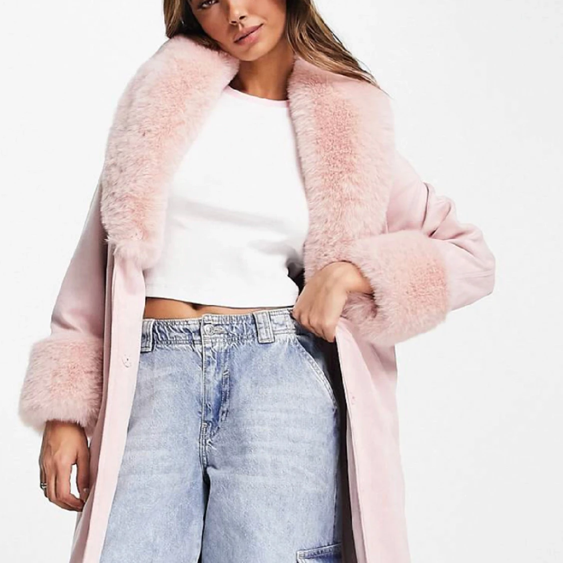 Ljus rosa kappa med knytmidja och fuskpälsakanter  - 90