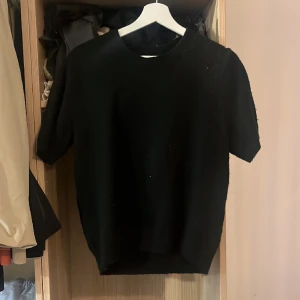 Stickad tshirt  - Fin stickad tshirt från h&m används inte längre lite nopprig (se bild)