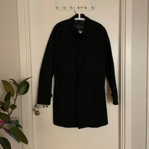 Tiger Edwards 4 Coat - Tiger Edwards 4 Coat i svart. Fint begagnat skick.  Storlek 48.  Se mer info på Care of carl.  https://www.careofcarl.se/sv/tiger-of-sweden-edwards-4-khaki