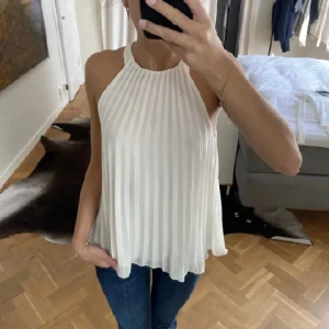 Topp - säljer min vita blus/topp från hm då den inte kommer till användning längre. Jätte bra skick. 