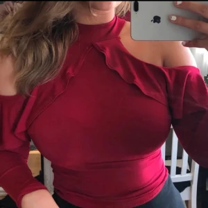 Mörkröd topp - Superfin och bekväm röd topp! Perfekt till jul eller festliga tillfällen! Använd cirka 3 gånger