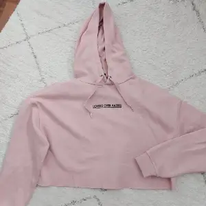 Rosa croppad hoodie med svart broderad text!