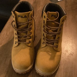 Vinterkängor Fila Strl 42 - Fina och knappt använda vinterkängor av märket Fila. Liten smutsfläck på ena skon framme vid tårna men går lätt att tvätta bort. 