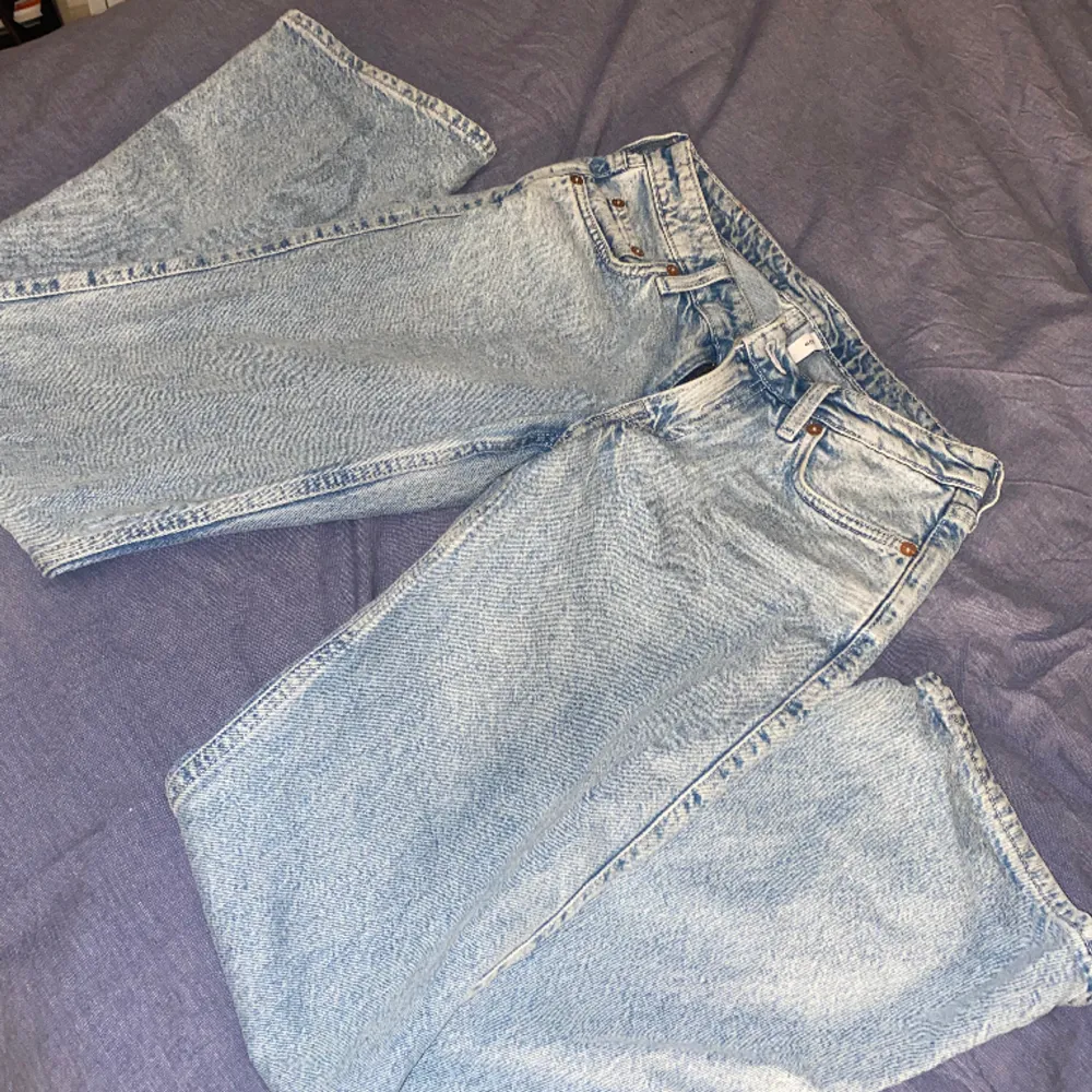 dessa snygga low wait jeans, de kommer inte till nån användning så väljer sälja de, riktigt pris: 500kr, säljer den för 300kr. Jeans & Byxor.