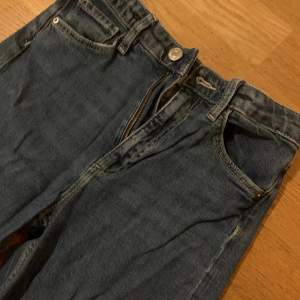 super coola jeans från h&m med fickor vid benen, fint skick och midjan går att justera 💗