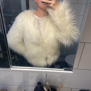 Päls jacka  - En pälsjacka som är köpt second hand, väldigt fin och har nålar som stänger jackan. (En knapp är lite lös, men enkelt att fixa!!) får tyvärr inte användning av den så säljer den istället ❤️