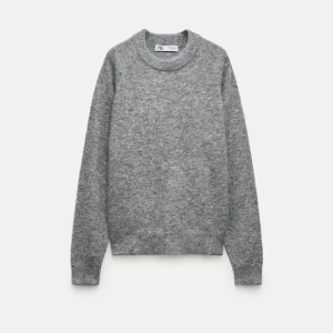 Zara stickad tröja  - Säljer denna jätte snygga och slutsålda stickade tröja från zara 💘 den är i jätte bra skicka endast använd 1 gång 💘 inga defekter eller liknande 💘