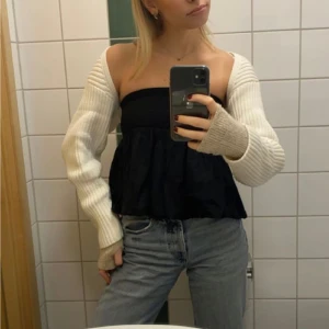 VIT RIBBAD BOLERO - Hejsan! Säljer nu min superfina trendiga ribbad Bolero ifrån HM! Den är i storlek XS men passar allt från XS-M. Älskar passformen och den passar till typ allt Stockholmsstil men använder knappt längre så säljer därav🤷🏻‍♀️ Hör av er vid frågor o funderingar!!💕