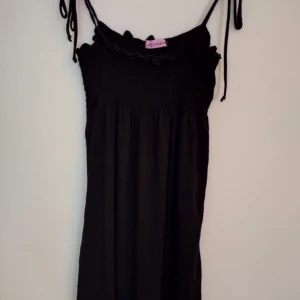 Fin klänning - Klänning i fint skick från Milkshake, hittar ingen storlek men typ S/M ✨