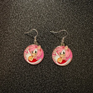 Örhänge med Amy från Sonic. - Nya örhänge med Amy från Sonic. Krokarna är inköpta som nickelsäkra.