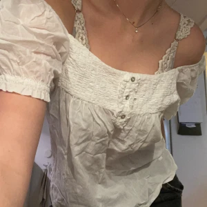 Drömig vit blus  - En super fin drömig vitt blus. Sitter jätte skönt. Inga tydliga defekter. 