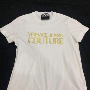 Versace Jeans couture t-shirt, använd under sommaren, mycket bra skick. Köpt för 1100 kr. 
