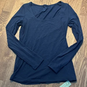 Intimissimi - Mörk blå tröja från intimissimi. Med u-ringning.  Aldrig använd med prislapp. Storlek S