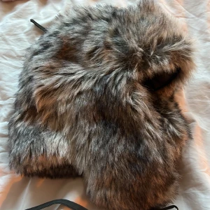 Päls mössa - Jätte mysig och varm mössa som endast blivit använd en gång. ⚠️Fake päls 💗