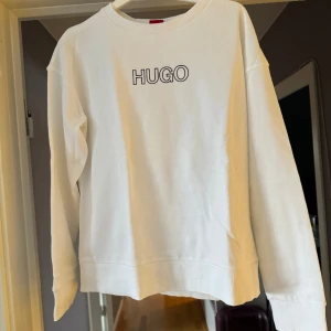 Sweatshirt  - Fin vit sweatshirt som knappt är använd 