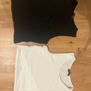 Svart&vit croptop🖤🤍🙌🏽 - Den vita är använt en gång, annars är de helt oanvända! Toppskick alltså🙌🏽 Storlek framgår inte men gissar på M, men passar även L! I köpet får du alltså med båda☺️ Tröjorna är basic men har en subtil liten slit över magen, så fint!